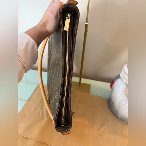 Like New- Louis Vuitton Looping GM - Picture 4 of 15